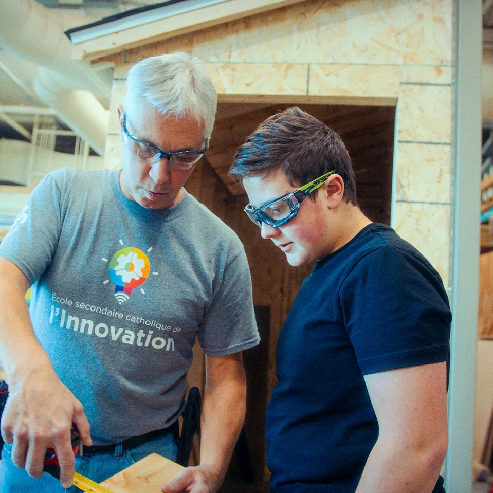 Un enseignant dans l'atelier qui montre une technique à un élève