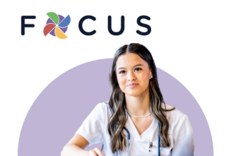 Élève assise en tenue médicale avec stéthoscope, associée au programme FOCUS