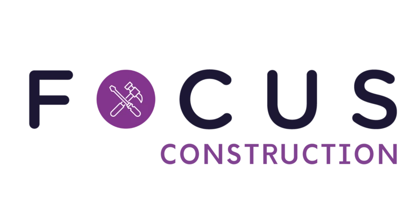 Logo « FOCUS Construction » avec l’icône d’un tournevis croisé avec un marteau à l’intérieur de la lettre « O » sur fond violet.