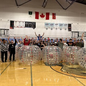 Les élèves, le personnel et les parents ont assisté à une journée de jeux dont le soccer-bulle au gymnase de la Cité