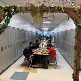 Toute l'école s'est rassemblée pour fêter le début du congé. Une belle dose d'énergie et de convivialité avant de prendre un repos bien mérité.